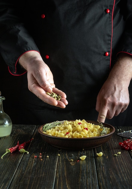 Szef kuchni podczas przygotowywania dania